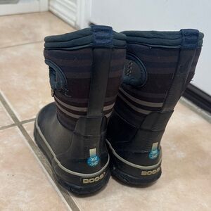 BOGS Kids' Striped Black and Navy Snow Boots